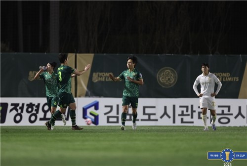 프로축구 K리그2 김포는 12일 김포 솔터축구전용구장에서 열린 홈 경기에서 FC서울과 연장전까지 1-1로 승부를 가리지 못하고 승부차기에서 4-2로 이겨 16강에 진출했다.&nbsp;