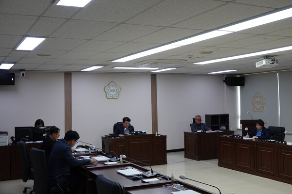 안성시의회운영위원회는 4월12일 연간 회기 기본일정 변경을 위한 위원회 개최로 제213회 임시회 일정을 당초보다 약 2주 뒤로 연기하기로 결정했다. (사진=안성시의회)