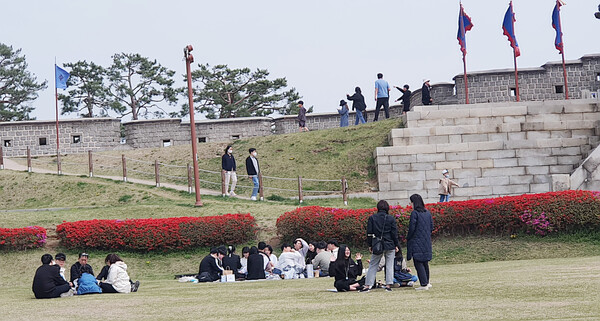 4월 세번째 주말인 4월16일 수원동문광장에 찾아온 시민들이 한가로운 휴일을 즐기고 있다. 이날 경기남부지역 용인·평택·이천·안성·여주 미세먼지주의보가 발령됐다. (사진=김희열 기자)