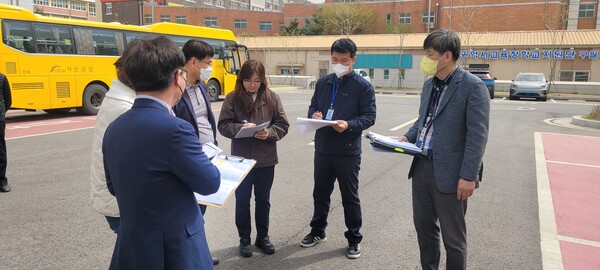 경찰 관계자가 어린이 통학버스 안전점검을 실시하고 있다. (사진=인천시교육청)
