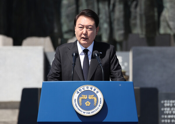 윤석열 대통령이 19일 서울 강북구 수유동 국립 4·19민주묘지에서 열린 제63주년 4·19혁명 기념식에서 기념사를 하고 있다.