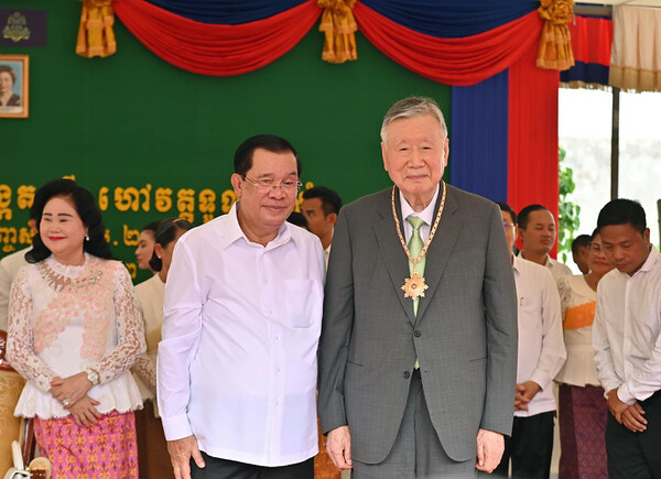 부영그룹 창업주 이중근 회장이 (사진 오른쪽) 그동안 캄보디아의 국가 발전과 양국 간 우호증진에 기여한 공로를 인정받아 캄보디아 훈센 총리로부터 (사진 왼쪽) 국가 유공 훈장을 수상한 뒤 기념사진을 촬영하고 있다.