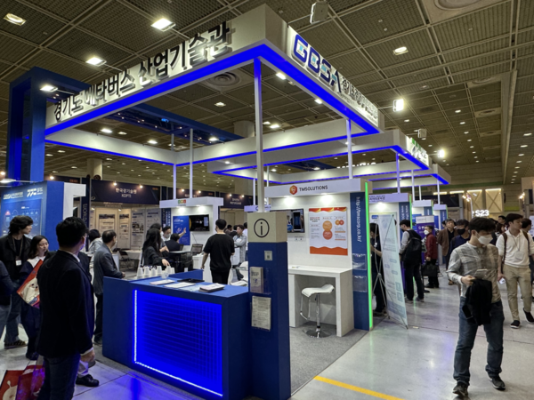  ‘2023 월드IT쇼’ 참관객들이 경기도 메타버스 산업기술관을 둘러보고 있다. (사진=경과원)