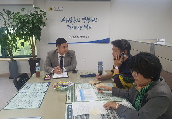 최민 도의원(더불어민주당, 광명2)은 24일 경기도의회 광명상담소에서 경기도 교복 지원사업과 관련해 문제점을 지적하고 지원사업의 개선을 위한 정담회를 개최했다.(사진=경기도의회)