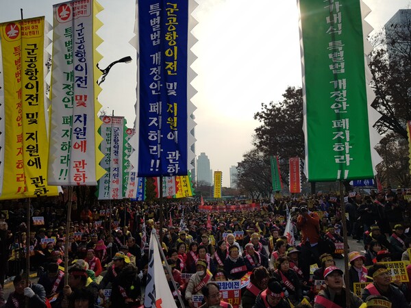 수원 군 공항 이전을 반대하는 화성시 주민들이 2018년 11월 19일 서울 여의도 산업은행 앞에서 결의대회를 열고 군 공항 이전 계획 철회를 촉구했다.