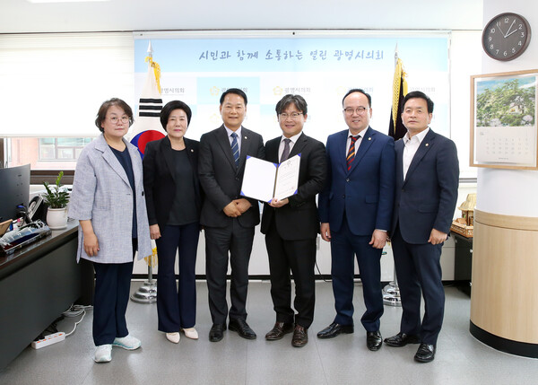 광명시의회는 4월27일 의회 의장실에서 법률 수요에 신속하고 전문적인 지원을 위해&nbsp;김형석 변호사를 법률고문으로 위촉했다.(사진=광명시의회)