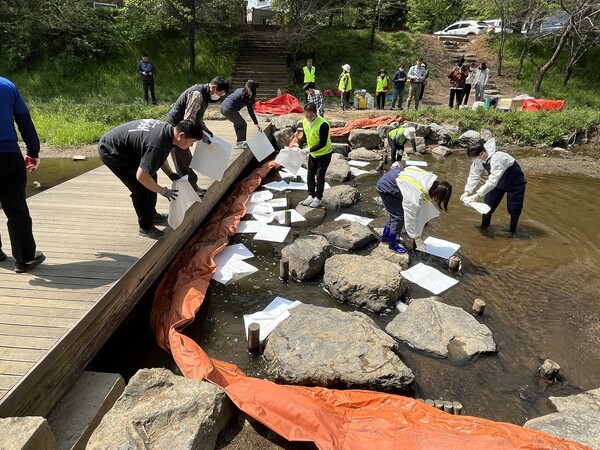 인천 남동구는 5월2일 최근 수질오염사고 대응 역량 강화를 위해 만수동 장수천에서 인천시와 합동 방제 훈련을 실시했다고 밝혔다. (사진=인천 남동구)