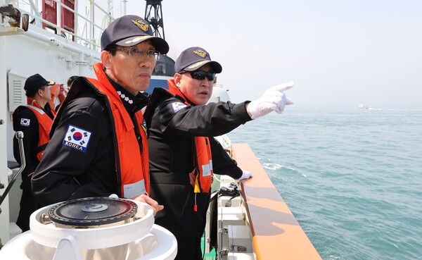 5월10일 해양경찰청에 따르면 지난 1월부터 4월까지 4개월간 서해 북방한계선을 침범한 불법조업 중국어선은 총 328척에 달했다 . 불법조업 중국어선 단속 현황을 살피는 김종욱 해양경찰청장. (사진=해경)