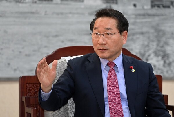 유정복 인천시장이 본보와의 신년 인터뷰에서 인천시의 앞으로의 비전에 대해 설명하고 있다.
