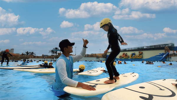 시흥시 거북섬에 위치한 인공 서핑장 웨이브파크가 오는 6월3일 온 가족이 즐길 수 있는 미오코스타존(야외풀)을 개장한다. 어린이 서핑 레슨.(사진=웨이브파크)
