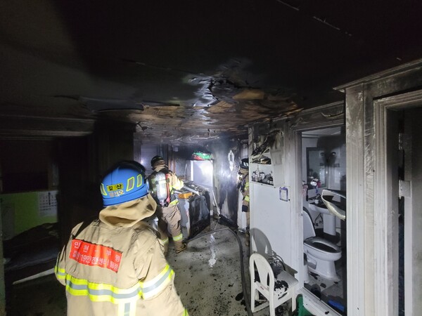 5월17일 새벽 인천 부평구 청천동 한 다세대 주택에서 화재가 발생했으나 다행히 인명피해는 없었다. (사진=인천 부평소방서)