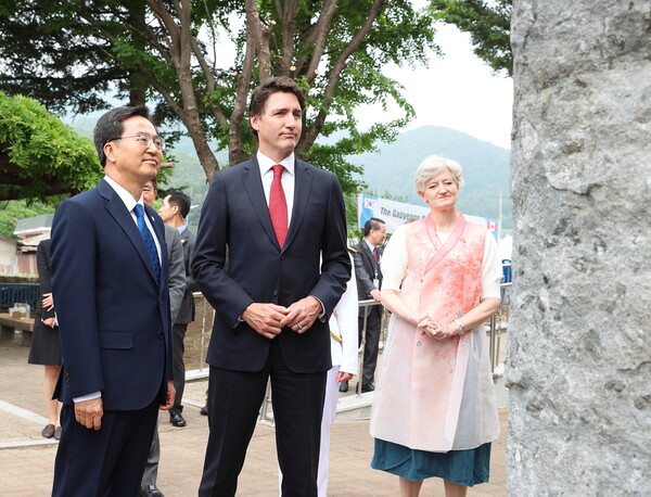 김동연 경기도지사가 5월18일 쥐스탱 트뤼도(Justin Pierre James Trudeau) 캐나다 총리를 만나 6.25 가평전투에 참전했던 캐나다군을 추모했다. (사진=경기도)