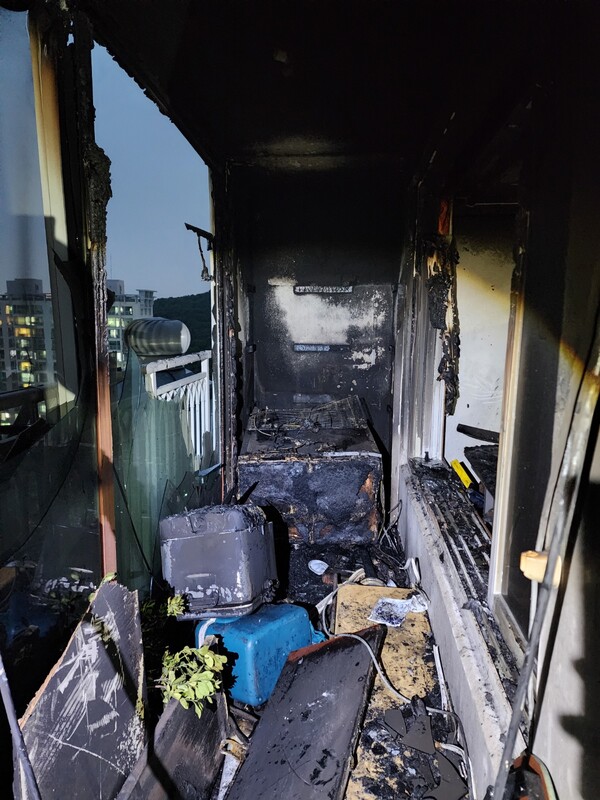 5월21일 오후 6시53분께&nbsp; 안양시 만안구의 한 아파트 고층에서 불이나 주민 50명이 대피하고 발코니와 안방 등이 불에 탔으나 다행히 인명피해는 없었다. (사진=경기소방재난본부)