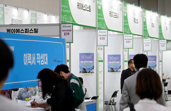 5월23일 송도컨벤시아에서 열린&nbsp;인천 최대 규모 일자리 박람회인 &lsquo;2023 인천 일자리 한마당&rsquo;에 구직자와 시민 3600여 명 다녀갔다. 현장에서 이력서를 작성 중인 구직자들. (사진=인천시)