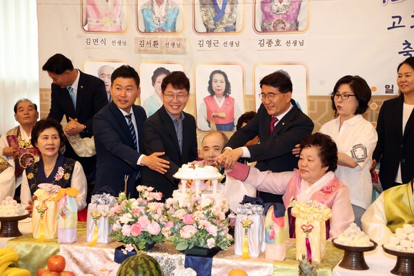 수원시의회는 5월24일 디에스컨벤션에서 열린 &lsquo;제13회 수원시 효사랑 칠순 잔치&rsquo;에 참석해 어르신들에게 축하와 존경을 표했다. (사진=수원시의회)