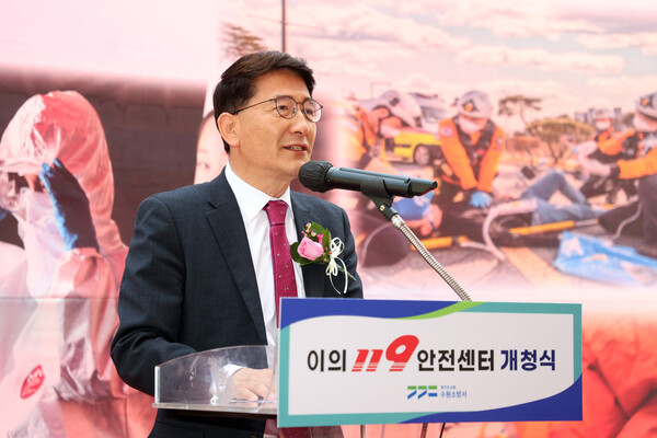 김기정 수원시의회 의장이 5월25일 수원소방서 이의119안전센터 개청식에 참석해 소방공무원들을 격려하며 시민을 위한 소방서비스 제공에 더 힘써줄 것을 당부했다. (사진=수원시의회)