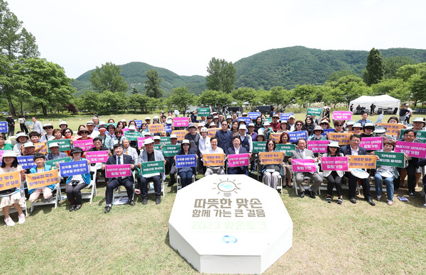 김동연 경기도지사가 5월26일 가평군 자라섬에서 7번째 맞손토크를 열었다. (사진=경기도)