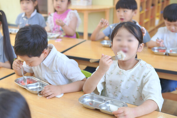 25일 경기도 수원시 장안구 소재 새밀알어린이집에서 어린이들이 경기도어린이 건강과일 간식을 먹고 있다. )