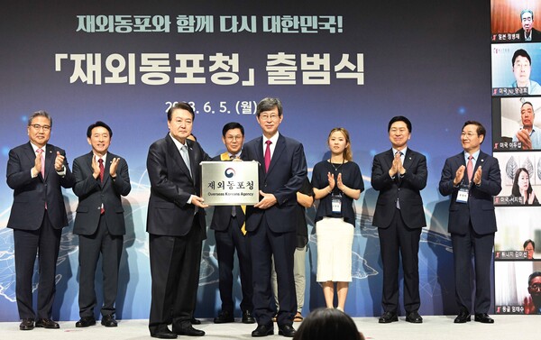 윤석열 대통령이 6월5일 부영송도타워에서 열린 재외동포청 출범식에서 이기철 초대 재외동포청장에게 현판을 전달하고 있다. (사진=인천시)