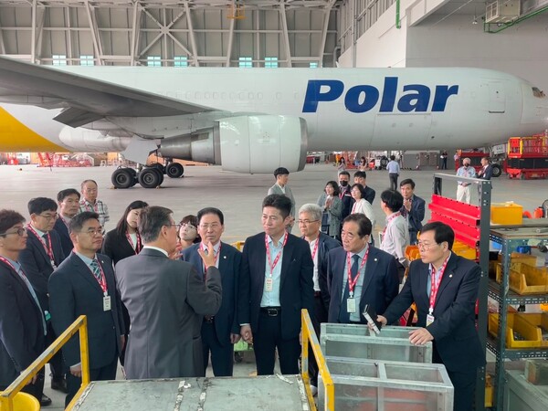 김정헌 인천 중구청장이 6월1일 인천국제공항 첨단복합항공단지를 찾아&nbsp;항공MRO기업 애로사항 청취했다. (사진=인천 중구)