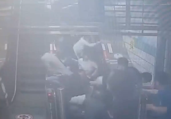 6월8일 오전 8시20분 께 성남시 분당구 지하철 분당선 수내역 2번 출구 상행 에스컬레이터가 역주행하는 사고가 발생해 14명이 부상을 입었다. 사진은 CCTV에 담긴 당시 사고 현장 캡처. (사진=경기소방본부)