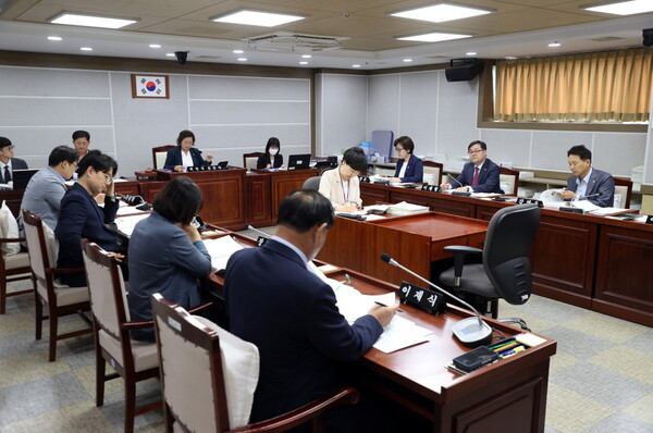 6월15일 수원시의회 기획경제위원회는 조례안 등 17건을 심사했다. (사진=수원시의회)