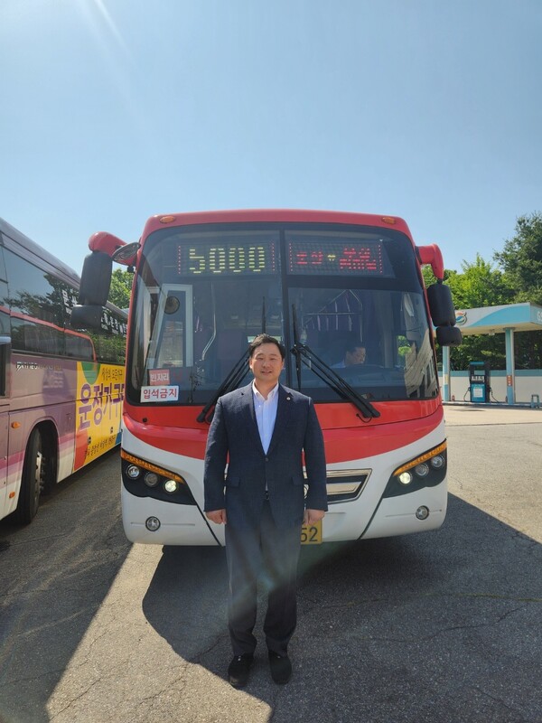 고준호 경기도의원이 파주시 문산에서 인천ㆍ부천 구간을 운행하는 5000번 직행좌석버스가 경기도 공공버스로 전환되어 지역주민들의 출퇴근 접근성 및 편의성 향상은 물론 경의선 및 GTX-A 노선과 연계 등 광역교통 편의가 증진된다고 밝혔다.(사진=고준호 의원제공)