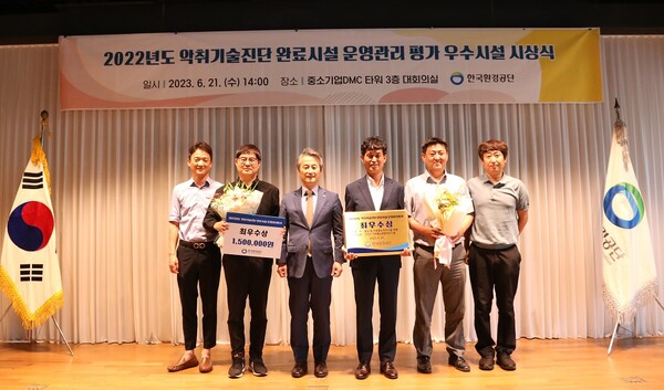 안성시가 관리운영하는 가축분뇨 처리시설이 한국환경공단에서 수행한 &lsquo;2022년도 악취기술진단 완료시설 운영관리평가&rsquo;에서 최우수상을 수상했다. (사진=안성시)