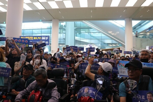 더불어민주당 이낙연 전 대표가 6월24일 오후 인천국제공항을 통해 귀국했다. 사진은 이 전 대표를 기다린 지지자들. (사진=조태근 기자)