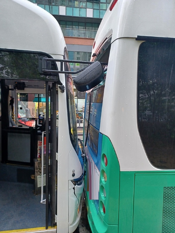 6월26일 오후 1시28분께 부천시 옥길동 일대 버스 정류장 앞에서 정차된 버스와 정류장에 진입하는 버스가 부딪치는 사고가 발생했다.&nbsp; (사진=부천소방서)