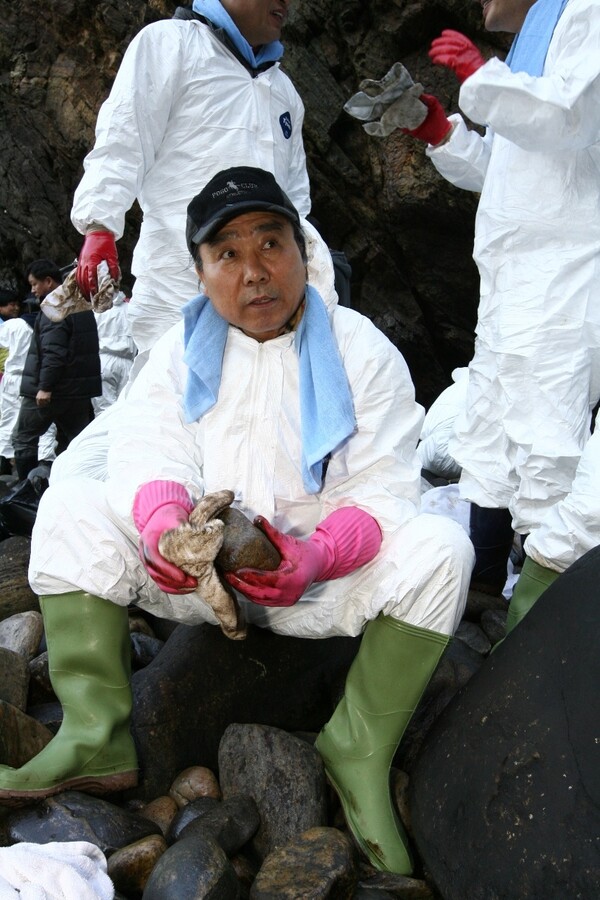 이광섭 전국 호남향우회 총연합회 중앙회 공동총재가&nbsp;태안만 기름 제거 봉사를 하는 모습.