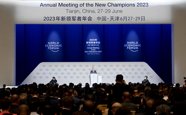 27일 중국 톈진시 메이쟝컨벤션센터에서 열린 '하계 세계경제포럼(다보스포럼) 개막식'에서 리창 중국 총리가 기조연설을 하고 있다.