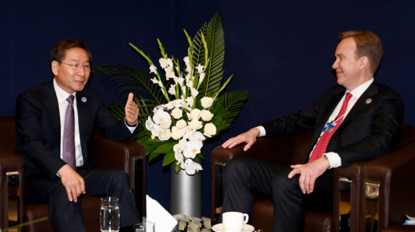 유정복 인천광역시장이 28일 중국 톈진시 메이쟝컨벤션센터에서 WEF 뵈르게 브렌데 총재와 협력방안을 논의하고 있다.