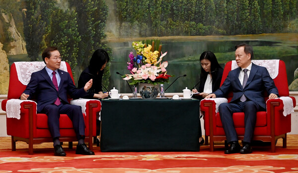 유정복 인천시장이 29일 중국 톈진시 영빈관에서 천민얼 톈진 당서기와 만나 협력방안을 논의하고 있다. (사진=인천시)