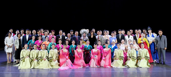 유정복 인천광역시장이 29일 중국 톈진시 톈진대극장에서 열린 &#39;인천-톈진 자매도시 결연 30주년 기념 문화교류 공연&#39;을 마친 뒤 기념촬영을 하고 있다. (사진=인천시)&nbsp;