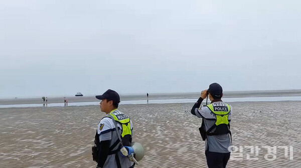 하늘바다파출소 경찰관들이 하나개해수욕장에서 안전계동활동을 하고 있다. (사진=인천해경)