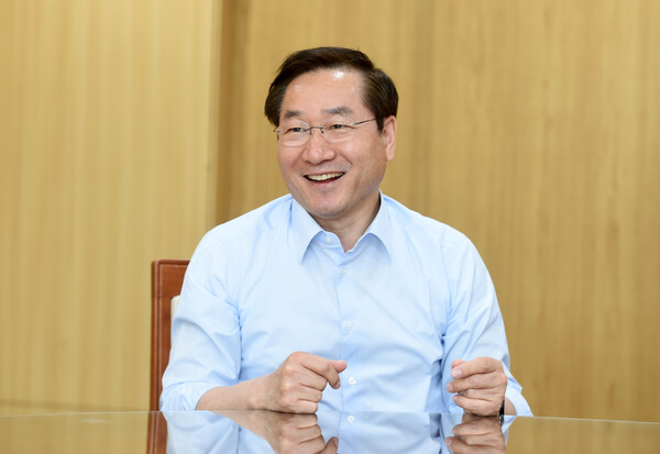 유정복 인천시장이 민선8기 1주년 인터뷰에서 인천의 청사진에 대해 밝히고 있다.