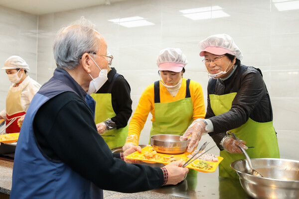 김경희 이천시장이 노인들을 위해 배식봉사를 하고 있다. (사진=이천시)