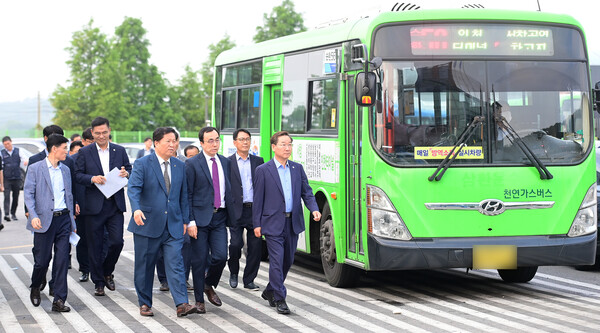 유정복 인천광역시장이 3일 서창공영버스차고지에서 버스 운영 현황 등을 점검하고 있다.