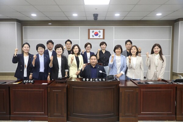 7월3일 제4차 예산결산특별위원회 회의를 통해&nbsp;&nbsp;제12대 2기 예산결산특별위원회 정종윤 위원장을 포함한 17명의 시의원이 선출되었다.(사진=수원시의회)