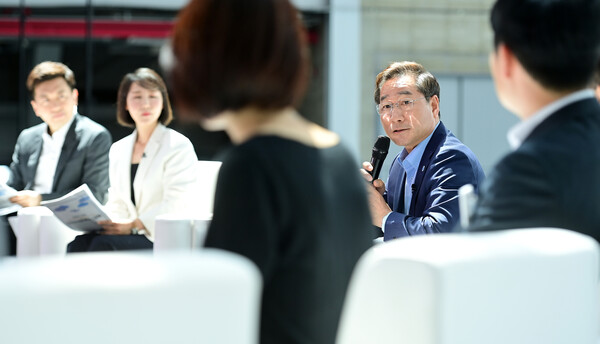 유정복 인천시장은 7월5일 인천내항 상상플랫폼에서 인천언론인클럽이 주최한 &#39;언론인과의 대화&#39;를 가졌다. (사진=인천시)