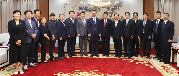 경기도의회 중국 산둥성 친선의원연맹은 7월4일 중국 산둥성 지난시에 위치한 산둥성 인민대표대회 상무위원회를 공식 방문해 판화핑(範華平) 부주임과 환담했다.(사진=경기도의회)&nbsp;