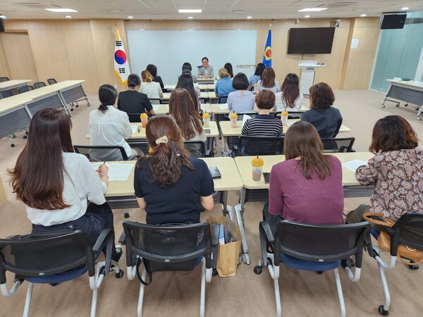 경기도의회는 5일 경기도의회 지역상담소 사무직원들과 정책제안 활성화와 의정활동 지원강화를 위한 소통의 시간을 갖고 의원 역량교육 등 의정활동 지원 사항에 대해 설명했다. (사진=경기도의회)