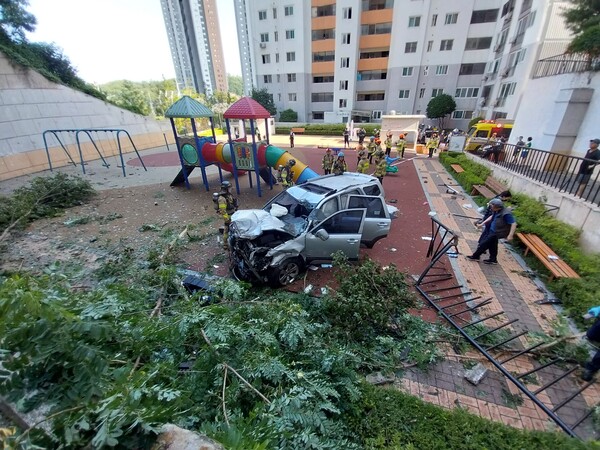 7월10일 오후&nbsp;4시&nbsp;52분께 인천 서구의 한 아파트 주차장에 SUV차량이 추락해 동승자 1명이 숨지고 운전자는 중상을 입었다. (사진=인천소방본부)
