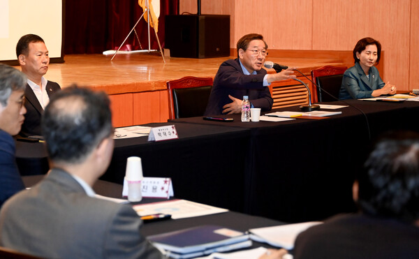 유정복 인천광역시장이 11일 연수구 갯벌타워에서 열린 '7월 확대간부회의'에서 세계 10대 도시를 위한 시정현안을 점검하고 있다.