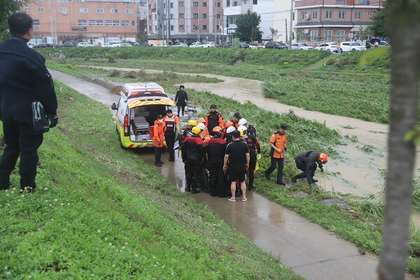 7월11일 오전 10시29분께 여주시 홍문동 소양천에서 70대 남성이 폭우로 불어난 물에 빠져 숨지는 사고가 발생했다.(사진=여주소방서)