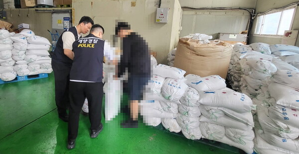 경찰관들이 인천의 한 수산물 유통업체 창고에 쌓여 있는 중국산 천일염을 조사하고 있다. (1)