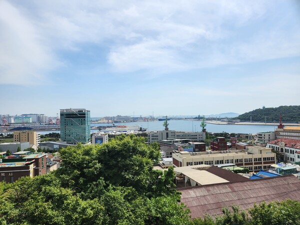 지난 해 국내 관광객의 인천 방문횟수는 총&nbsp;1108만회로&nbsp;2021년 914만회 대비 21.2% 증가했다. 인천 자유공원에서 내려다본 전경. (사진=일간경기DB)