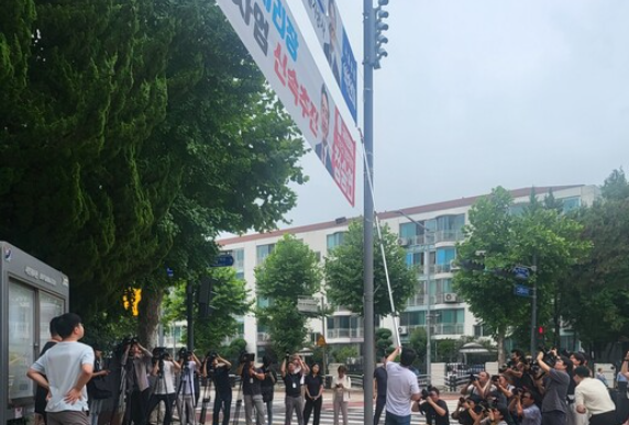 인천시와 연수구가「인천시 옥외광고물 조례」에 따라 현수막 일제 정비에 들어간 지 이틀 만에 연수구의 모든 조례 위배 현수막 정비를 완료했다고 밝혔다. (사진=김종환 기자)