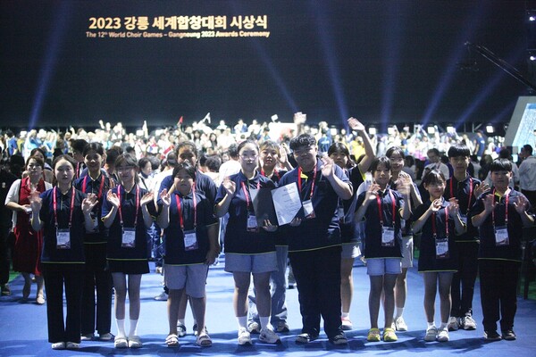 지난 7월3일 강원도 강릉시에서 열린 전세계 최대규모의 세계합창대회에서 가평군소년소녀합창단이 은메달을 차지해 기뻐하고 있다. (사진=가평군)